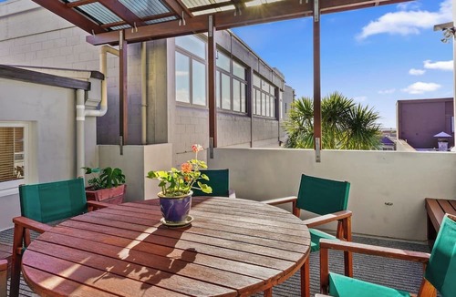 Newton Apartment | Gorgeous New York-Style Loft with Deck and Air-con