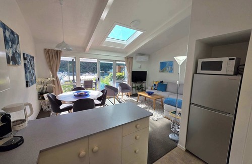 Picton Apartment | Cozy Apartment with Marina Views