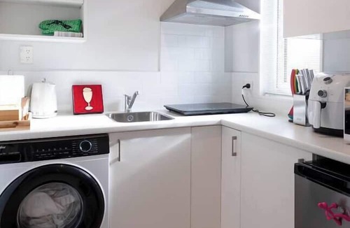 Lyttelton House | Stylish Studio - Free Parking walk to Town and Harbour