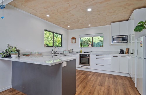 Onemana House | Skippers View - Onemana Holiday Home