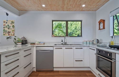 Onemana House | Skippers View - Onemana Holiday Home