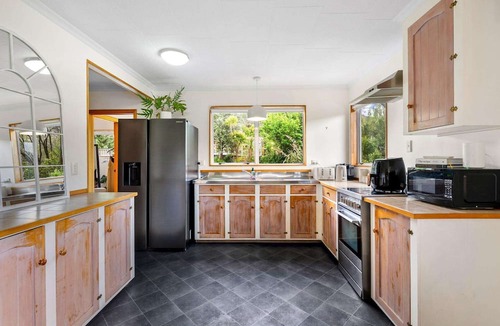 Whangarei Heads House | Sea & Summit | Sleeps 8 in Real Beds | Pets OK