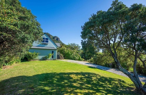 Whangarei Heads House | Sea & Summit | Sleeps 8 in Real Beds | Pets OK