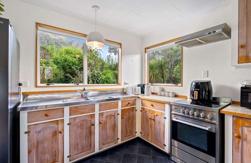 Whangarei Heads House | Sea & Summit | Sleeps 8 in Real Beds | Pets OK