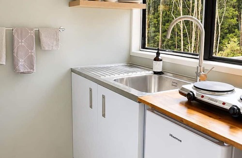 Raglan House | Fantail Cottage | Private Bush Retreat