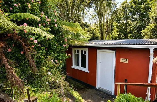 Raglan House | Fantail Cottage | Private Bush Retreat