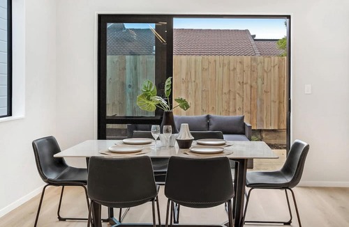 Howick House | Cozy Howick New Build, Walk to Shops