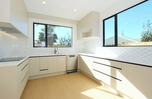 Howick House | Cozy Howick New Build, Walk to Shops