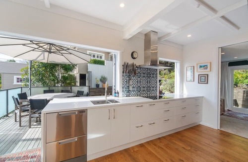 Nelson South House | Sunset Paradise - Views, Hot Tub & Walk to Town