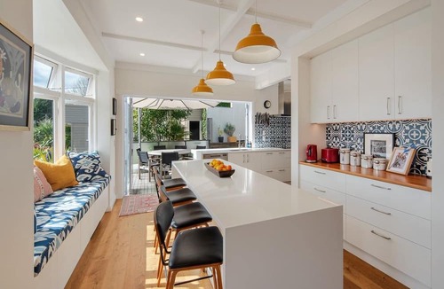 Nelson South House | Sunset Paradise - Views, Hot Tub & Walk to Town