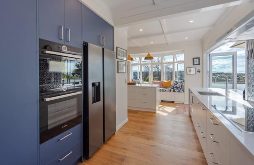 Nelson South House | Sunset Paradise - Views, Hot Tub & Walk to Town