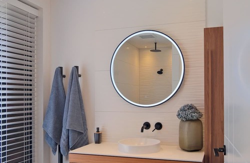 Ngaio Bay House | Tasman Bayview Retreat – Sea Views, Walk to Split Apple Rock
