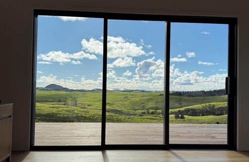 Onerahi Cabin | Larnac Bach.Whangarei Heads, modern brand new high-spec Kiwi Bach