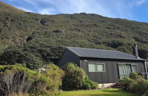 Arthur's Pass House | Arthur's Pass Chalet - "The Well Dressed Kea"