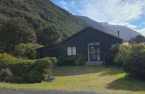 Arthur's Pass House | Arthur's Pass Chalet - "The Well Dressed Kea"