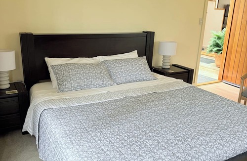 Milford Cottage | Guesthouse close to beach, Milford Beach, Auckland, New Zealand