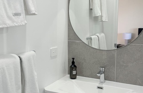 Milford Cottage | Guesthouse close to beach, Milford Beach, Auckland, New Zealand
