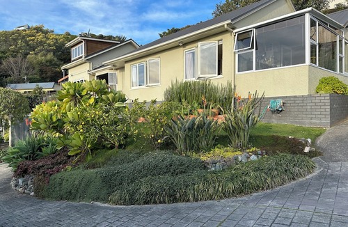 Tahunanui House | Kikorangi Beach Haven - Pets Welcome