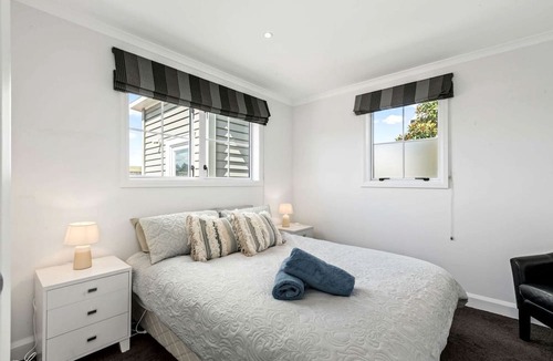 Waihi Beach Cottage | Stylish Waihi Beach Holiday Home with Private Outdoor Space and BBQ, Located Near the Ocean, Waihi Beach, New Zealand