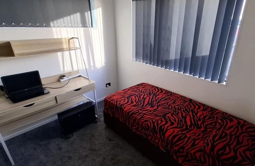 Auckland Apartment | Inviting 2BD Townhouse with Free Parking, Mangere