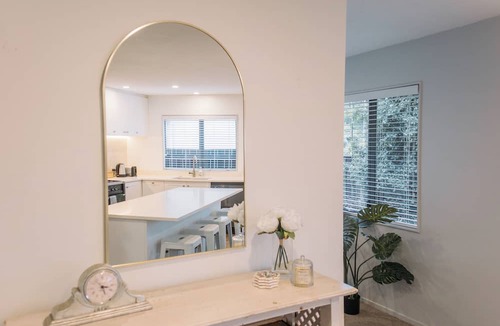 Auckland House | Close to Mission Bay and train, kids toys and swings, pet friendly!
