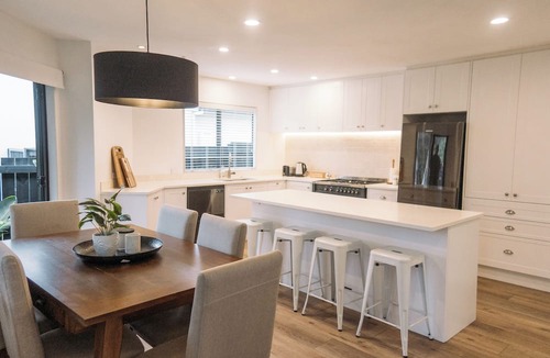Auckland House | Close to Mission Bay and train, kids toys and swings, pet friendly!