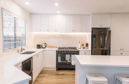 Auckland House | Close to Mission Bay and train, kids toys and swings, pet friendly!