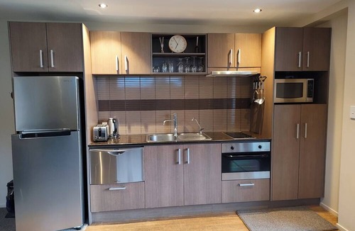 Paihia Apartment | Beachside Apartment with sea views, central Paihia, 4min stroll to wharf & shops