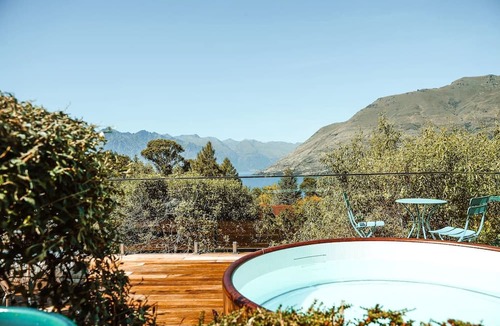 Sunshine Bay House | Tranquil Vacation Rental by Lake Wakatipu with Majestic Mountain Views in Queenstown, New Zealand