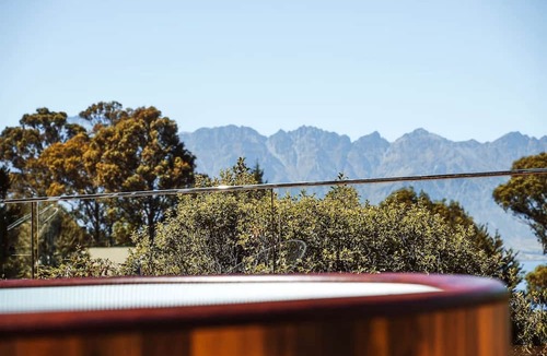 Sunshine Bay Cabin | Spacious Suite Rental for Weekend Getaways on the South Island