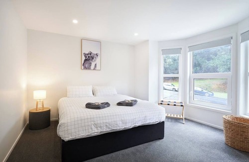 Dunedin City Centre Apartment | Modern Central Apartment, Flexible Bed Options