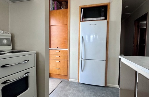 Omanu House | Retro Mount Beach Bach - classic 70's kiwi bach, 1 min walk from Mount beach!