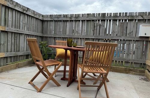 Omanu House | Retro Mount Beach Bach - classic 70's kiwi bach, 1 min walk from Mount beach!