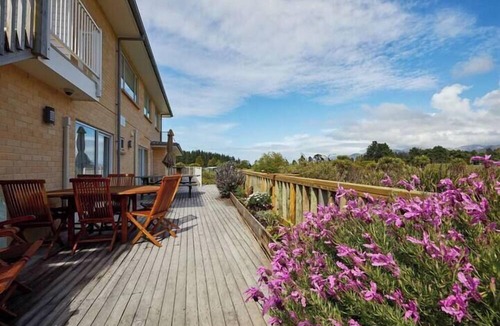Kaikoura Apartment | Kakatu Retreat - Family Room, Kakatu Retreat | Family Room | Breakfast Included