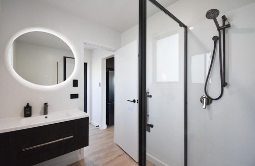 Kawaha Point House | The Bluebird - Lake Views, Stylish, Sleeps 4