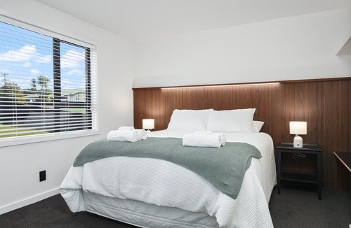 Kawaha Point House | The Bluebird - Lake Views, Stylish, Sleeps 4