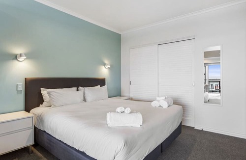 Auckland Central Business District Apartment | Gorgeous Waterfront Apartment Harbour and Views