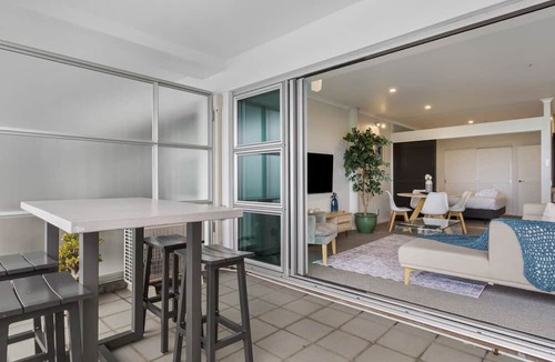 Auckland Central Business District Apartment | Gorgeous Waterfront Apartment Harbour and Views