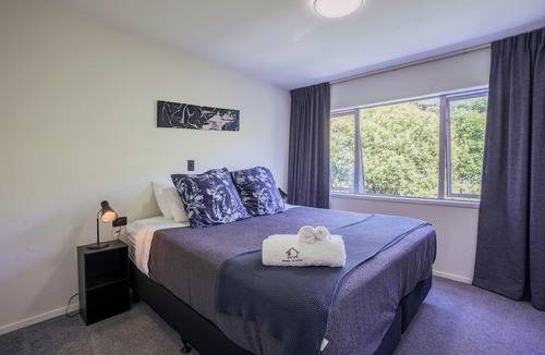 Parnell Apartment | Auckland City Escape: Modern Home with Spa Pool