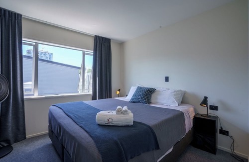 Parnell Apartment | Auckland City Escape: Modern Home with Spa Pool