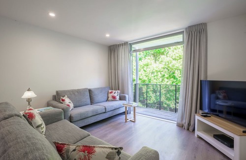 Parnell Apartment | Auckland City Escape: Modern Home with Spa Pool