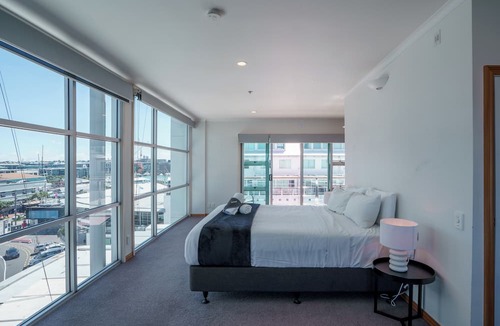 Auckland Central Business District Apartment | Chic Princes Wharf Studio | City View | Parking