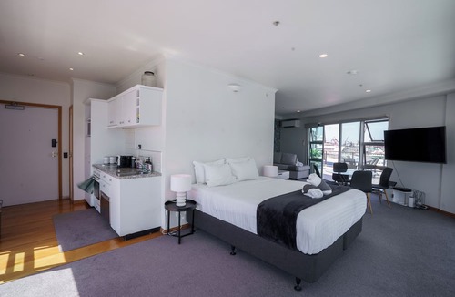 Auckland Central Business District Apartment | Chic Princes Wharf Studio | City View | Parking