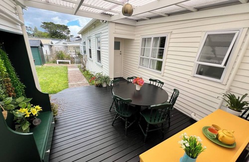 Epsom Villa | KING ENSUITE ROOM ONLY with Bathroom @ LA CASA BONITA AUCKLAND 8 Bedroom Villa.