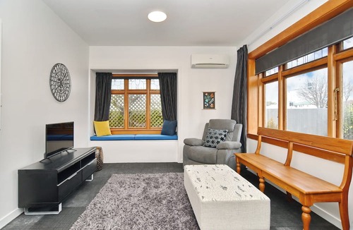 Edgeware House | CBD 5 bdrm Grand Villa sleeps 14 w/free carparks