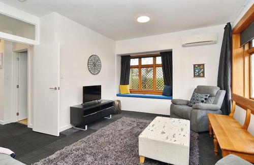 Edgeware House | CBD 5 bdrm Grand Villa sleeps 14 w/free carparks