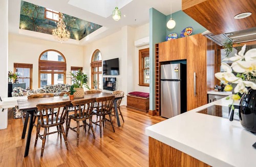 Wellington Apartment | The Bird's Nest | 2BR Loft | Lambton Quay
