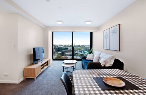 Auckland Central Business District Apartment | Hobson's Apartment with Pool and View
