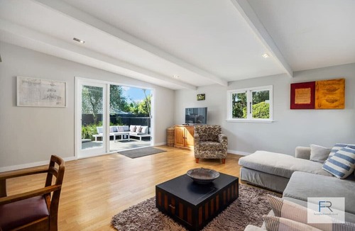 Auckland Apartment | Stylish Villa with Pool and Garden, family friendly and free parking