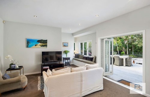 Auckland Apartment | Stylish Villa with Pool and Garden, family friendly and free parking